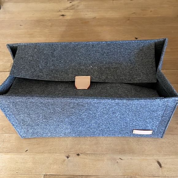 Large felt tote bag ORGANIZER in charcoal gray. Zipper pocket and closing top. - Picture 2 of 7